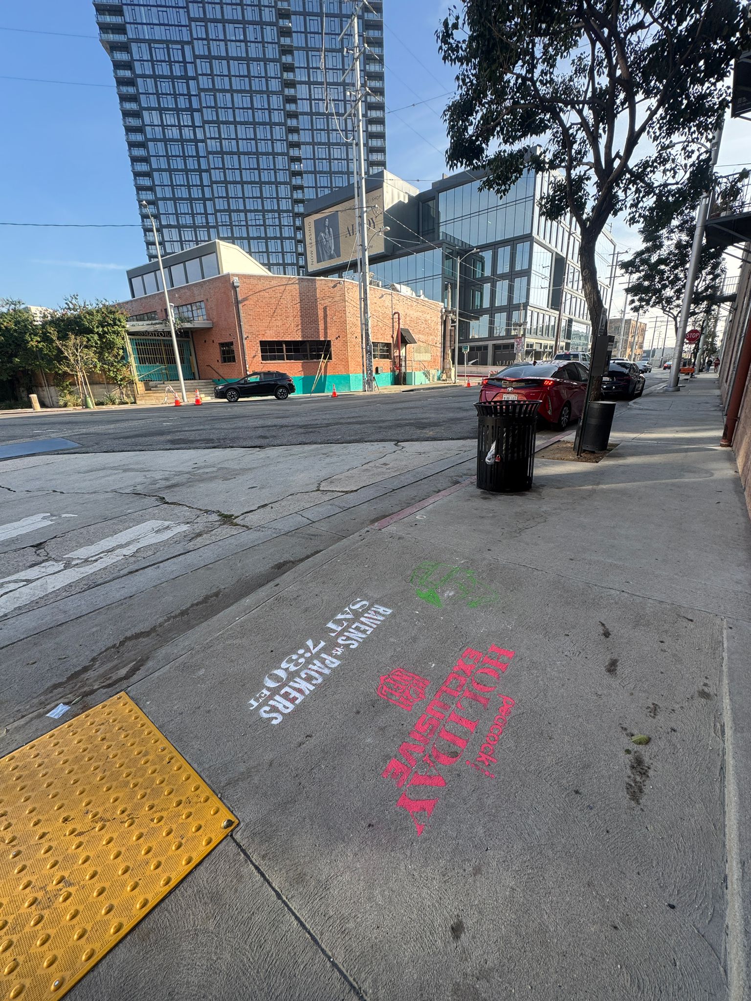 Stencil 25.9 Arts District Mateo St